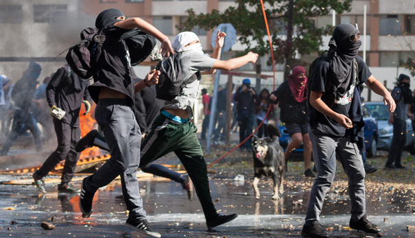 El pueblo de Chile se levanta con violencia revolucionaria