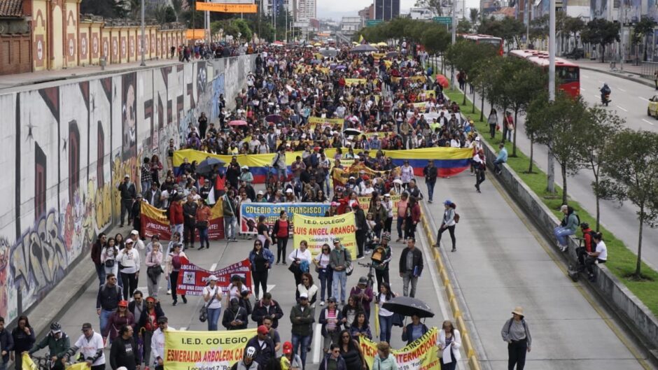 El magisterio en las calles luchando por la niñez que abandona el sistema 1