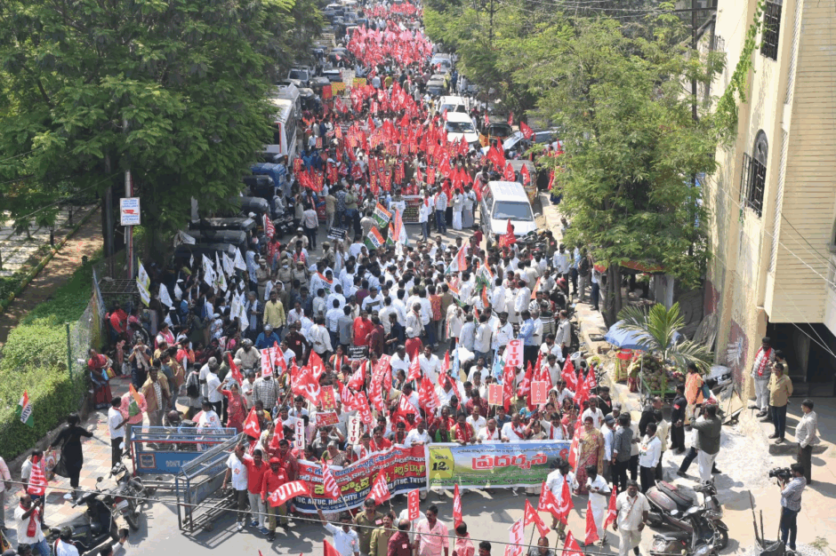 Más de 300 millones de trabajadores y campesinos paralizan a India 2