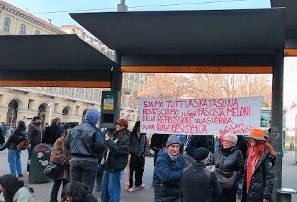 Solidaridad internacionalista con la guerra Popular y contra la Operación Kagaar en la India durante la manifestación de los 50 mil en Turín el 2 de febrero 2