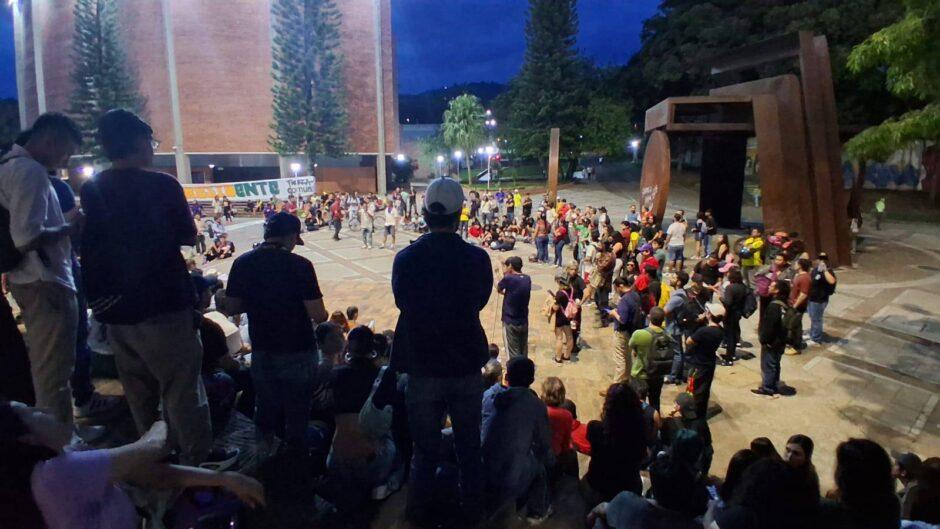 Vamos a las calles a derrotar al tinterillo de la mafia 1