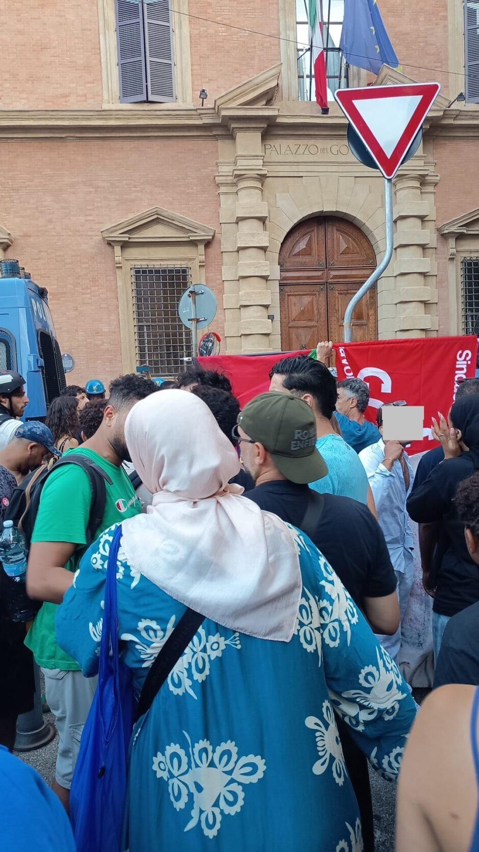 Bologna: con una multitudinaria y decidida manifestación, exige justicia para Abderrahim Fakir 5